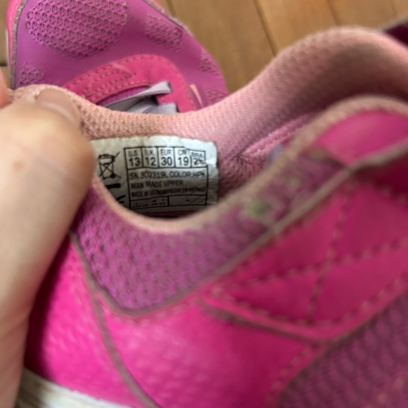 Skechers - Picture 3 of 4